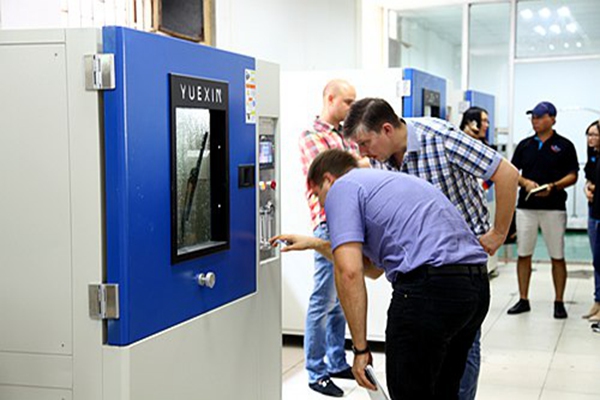 俄羅斯客戶參觀——防水測試設備